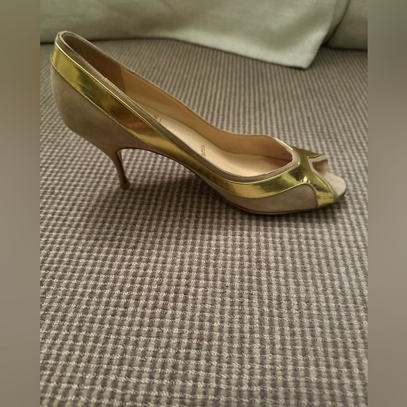Red Bottoms. Tan Suede Peep Toe Pumps With Gold Accents fit like size 8. - Picture 8 of 12